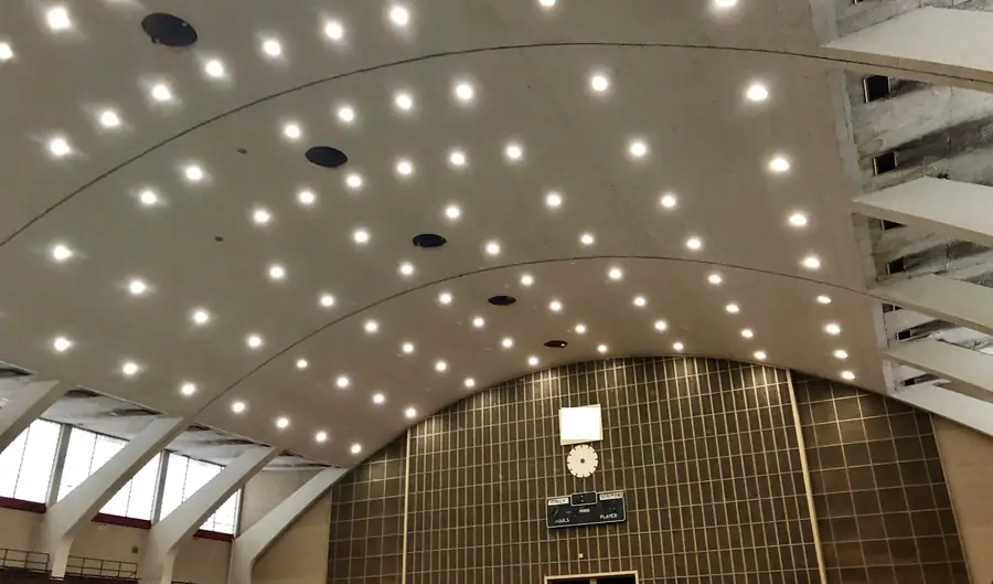 Cobertura em abóbada de um pavilhão desportivo vista a partir do interior