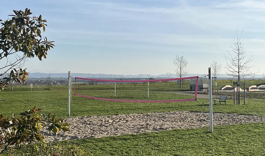 Campo de voleibol exterior com a rede montada e as linhas marcadas no piso